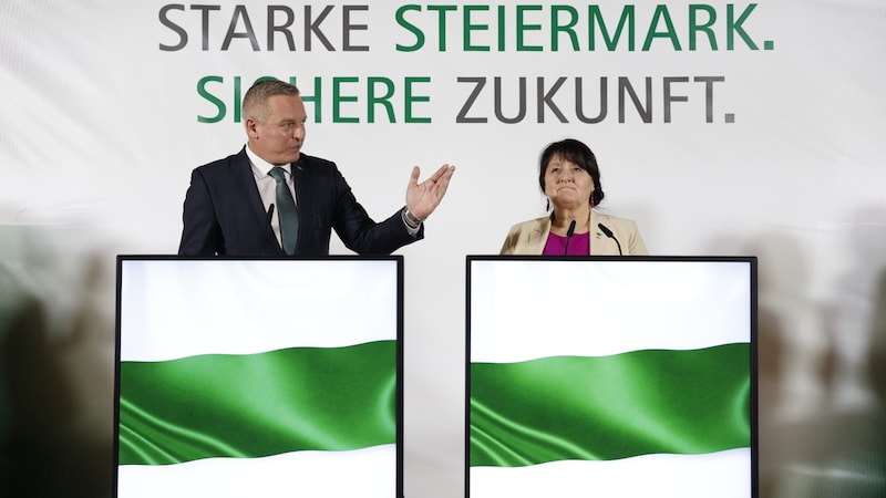 New Styrian head of government: Mario Kunasek (FPÖ) and Manuela Khom (ÖVP) (Bild: APA/ERWIN SCHERIAU)