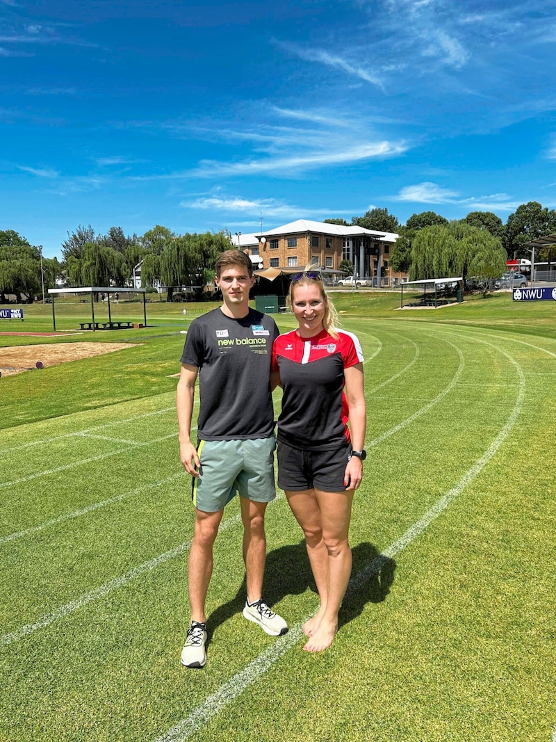 Niklas mit Trainerin Viola Kleiser in Potchefstroom. (Bild: zVg)