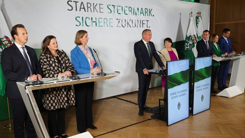 Die neue steirische Landesregierung (v.l.): Kornhäusl, Holzer, Eibinger-Miedl, Kunasek, Khom, Hermann, Schmiedtbauer, Amesbauer (Bild: Christian Jauschowetz)