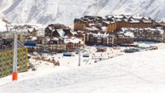 Gudauri, das circa 120 Kilometer nördlich der georgischen Hauptstadt Tiflis liegt, zieht jedes Jahr zahlreiche Touristen an, die die beeindruckende Berglandschaft und die ausgezeichneten Skibedingungen schätzen. (Bild: stock.adobe.com)