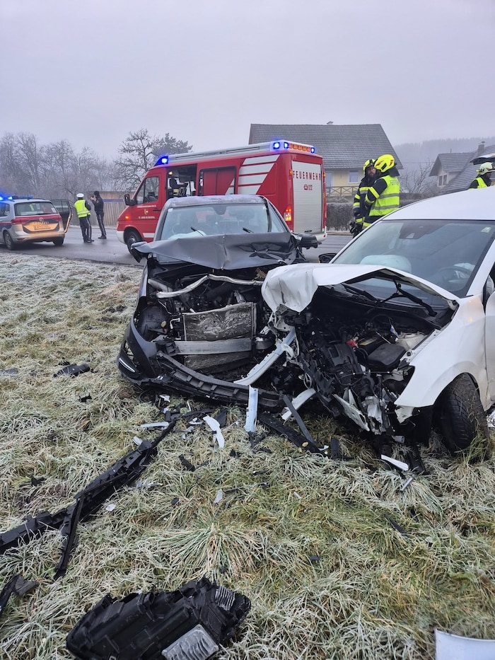 Die Feuerwehr St. Jakob im Rosental wurde zu einem Verkehrsunfall nach Winkl alarmiert.