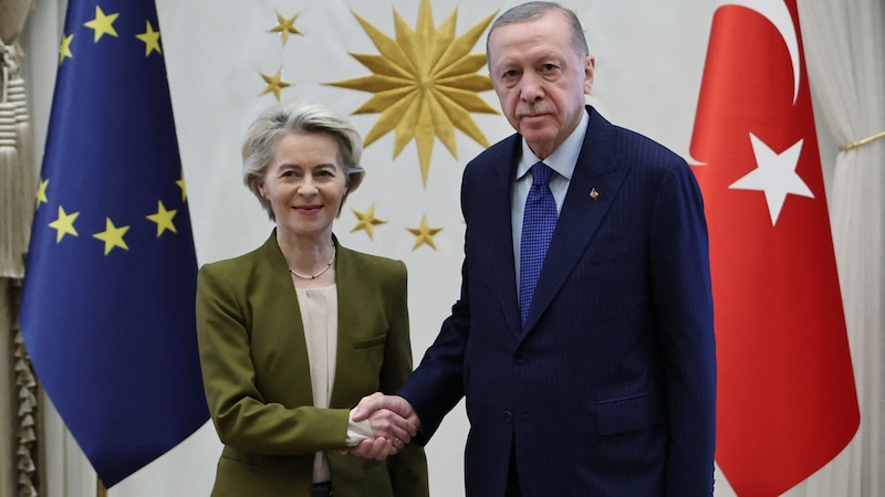 EU-Kommissionspräsidentin Ursula von der Leyen kam am Dienstag mit dem türkischen Präsidenten Erdogan in Ankara zusammen. (Bild: AFP)