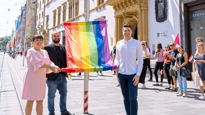 Khom rollte eine Regenbogenfahne vor dem Landhaus aus