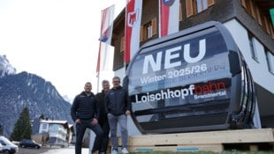 Michael Domig, Geschäftsführer der Bergbahnen Brandnertal GmbH, Fridolin Plaickner, Bürgermeister von Bürserberg und Klaus Bitschi, Bürgermeister von Brand, freuen sich über die Lieferung der ersten Gondel. (Bild: Bergbahnen Brandnertal)