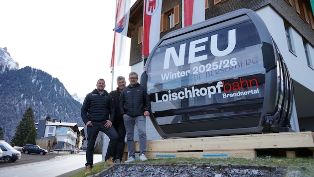 Michael Domig, Geschäftsführer der Bergbahnen Brandnertal GmbH, Fridolin Plaickner, Bürgermeister von Bürserberg und Klaus Bitschi, Bürgermeister von Brand, freuen sich über die Lieferung der ersten Gondel. (Bild: Bergbahnen Brandnertal)