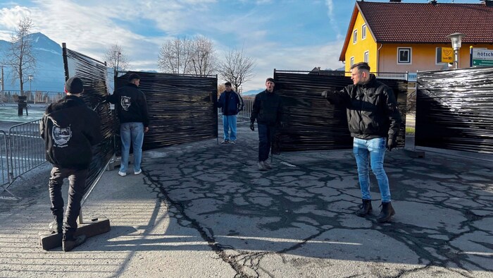 Im Teamwork wird der „Kessel“ Stunden vor dem Lauf für die Krampusse und Besucher formiert.