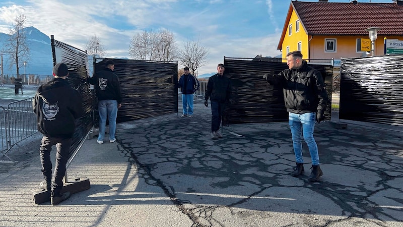 Hours before the run, the "kettle" is formed for the Krampuses and visitors with teamwork. (Bild: Klaus Loibnegger)