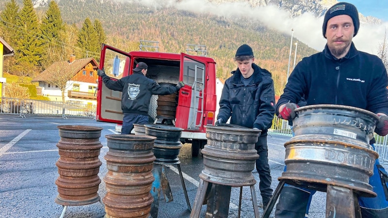 The fireplaces specially made by Dominic Laussegger (right) also all have their fixed place. (Bild: Klaus Loibnegger)