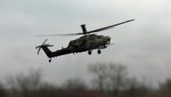 Ein russischer Armeehubschrauber nimmt ukrainische Stellungen in der Grenzregion Kursk ins Visier. (Bild: Screenshot Telegram/MoD Russia)