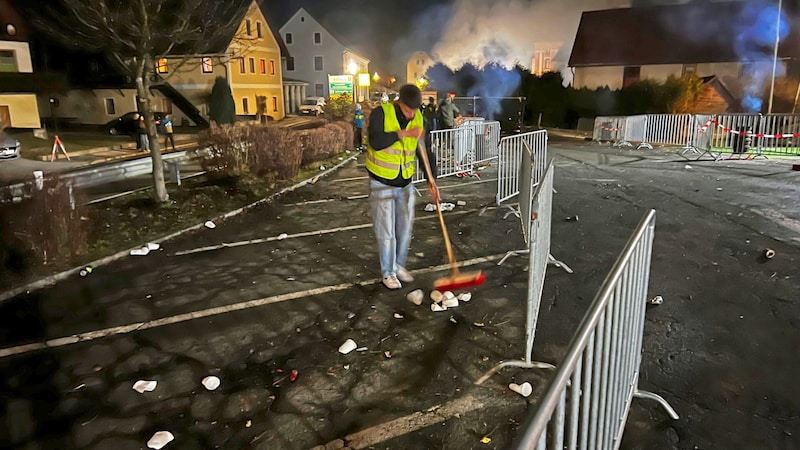 After the last Krampus has returned to his cave, the clean-up begins. (Bild: Klaus Loibnegger)