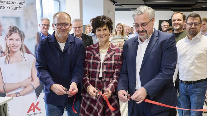 Andreas Fill mit seiner Frau Bettina und AK-OÖ-Präsident Andreas Stangl (re.) bei der Eröffnung der „Next World Factory“. (Bild: Fill Maschinenbau)