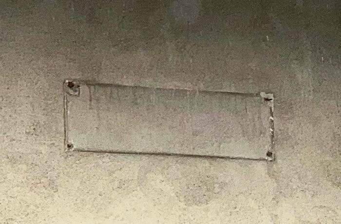 Das umstrittene Straßenschild war plötzlich verschwunden.