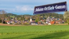 Ein Straßenschild wirft einen Schatten auf das malerische Groß Gerungs. (Bild: Krone KREATIV/Waldviertel Tourismus, BLG)