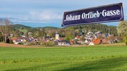 Ein Straßenschild wirft einen Schatten auf das malerische Groß Gerungs.