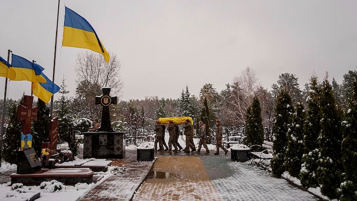 Die Verluste sind auf beiden Seiten groß. Hier im Bild sehen Sie die Trauerfeier für einen in Kursk gefallenen ukrainischen Soldaten.