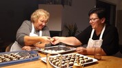 Süße Geschwisterliebe: Elfi Seigmann (links) und Petra Brunner beim gemeinsamen Keksebacken.