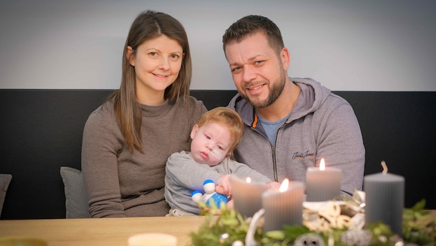 Erst nach 80 Tagen im Spital durfte der kleine Xaver heim ins Hausruckviertel. Eine schwere Zeit auch für Mama Sarah und Papa Christoph, die jetzt alles dafür tun, dass ihr tapferer Sonnenschein sich bestmöglich entwickelt. (Bild: Einöder Horst/Horst Einöder/Flashpictures)