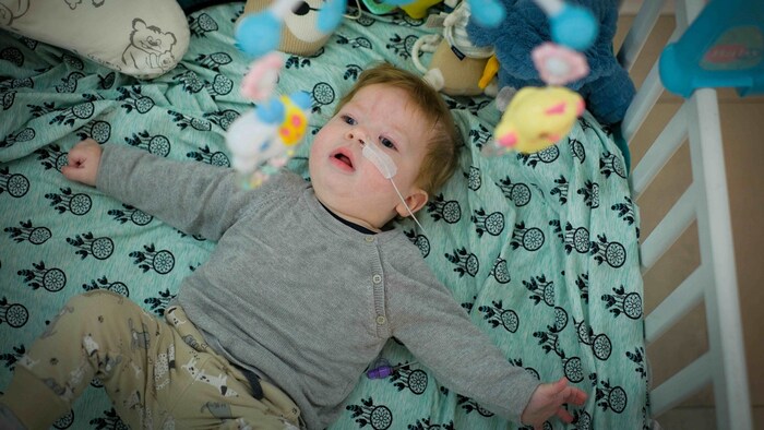 Xaver muss mit einer Sonde ernährt werden.