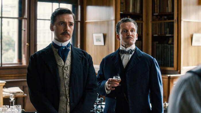 Stefan Pohl (Direktor Bartholdi) und Raphael von Bargen (Kommissar von Bülow).