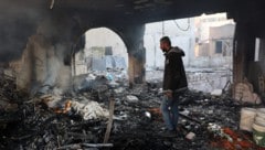 A man inspects a destroyed building. (Bild: AFP/Omar AL-QATTAA)