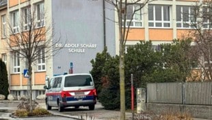 Nach Bombendrohung wurden 16 Schulen in St. Pölten von der Polizei bewacht, darunter auch die Schule in Wagram. (Bild: Thomas Werth, Krone KREATIV)