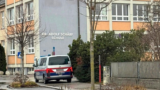 Nach Bombendrohung wurden 16 Schulen in St. Pölten von der Polizei bewacht, darunter auch die Schule in Wagram. (Bild: Thomas Werth, Krone KREATIV)