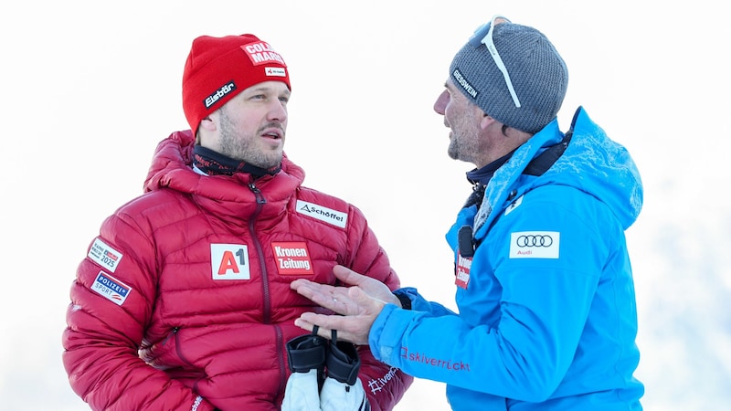 Christian Hirschbühl im Gespräch mit ÖSV-Herrenchef Marko Pfeifer. (Bild: GEPA pictures)