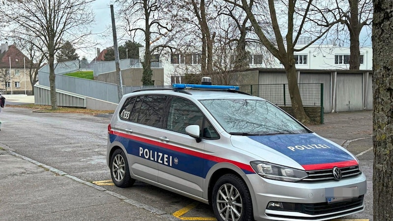 Die Polizei sperrte den Grillparzer-Campus in St. Pölten.  (Bild: Thomas Werth, Krone KREATIV)