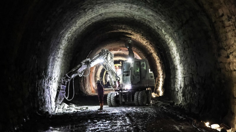 24 Stunden am Tag, sieben Tage die Woche: Bis Juli müssen die Arbeiten im Tauerntunnel abgeschlossen sein. (Bild: Tröster Andreas)