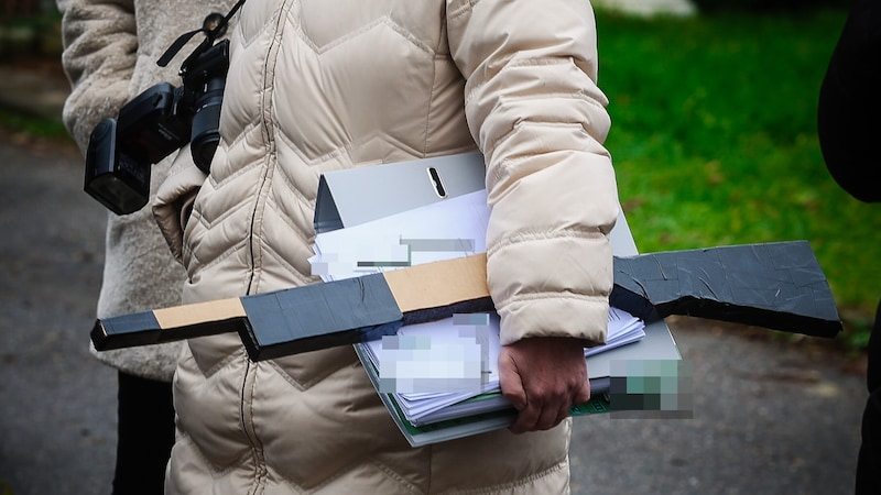 Ein Waffensachverständige war auch vor Ort. (Bild: Scharinger Daniel/Pressefoto Scharinger © Daniel Scharinger, Krone KREATIV)