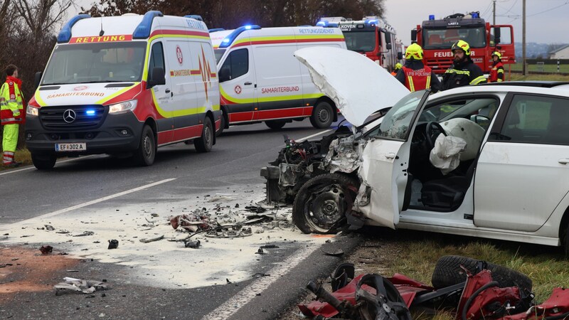 Die Rettungskräfte waren zwei Stunden im Einsatz. (Bild: laumat)