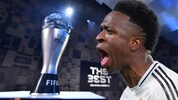 Vinicius Junior schnappt sich die Trophäe.