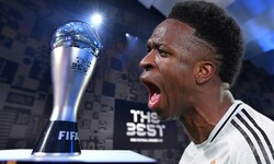 Vinicius Junior schnappt sich die Trophäe.