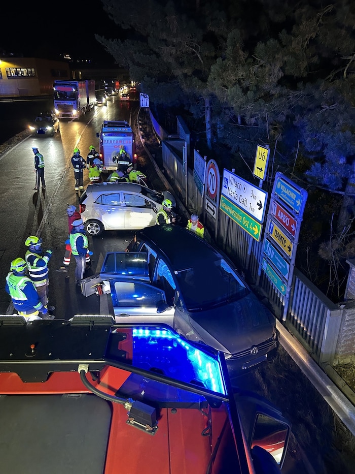 Die beiden Autos waren aus ungeklärter Ursache kollidiert.