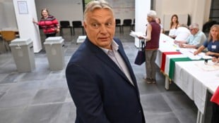 Viktor Orbán in einem Budapester Wahllokal (Bild: AFP/ATTILA KISBENEDEK)