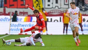 Paul Wanner (rotes Trikot) bei Duell mit RB Leipzig