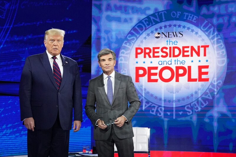 Werden keine Freunde mehr: Trump und Moderator Stephanopoulos (Bild: AFP/MANDEL NGAN)