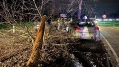 Am Dienstagabend kam der Lenker von der Straße ab. (Bild: FF Seeham)