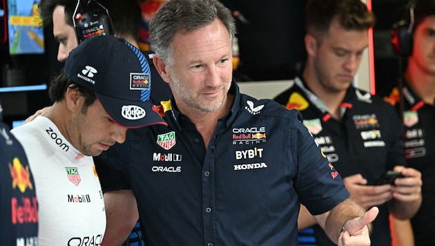 Sergio Perez (links) und Teamchef Christian Horner werden wohl nicht mehr zusammen in eine neue Saison starten. (Bild: AFP/APA/Gabriel BOUYS)