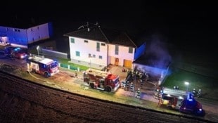 Den anrückenden Feuerwehren FF St. Andrä, Fischering und St. Stefan gelang es schließlich den Brand rasch unter Kontrolle zu bringen (Bild: Feuerwehr St. Andrä)