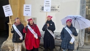 Die Omas gegen Rechts protestierten vor dem Landhaus. (Bild: Hannah Michaeler)