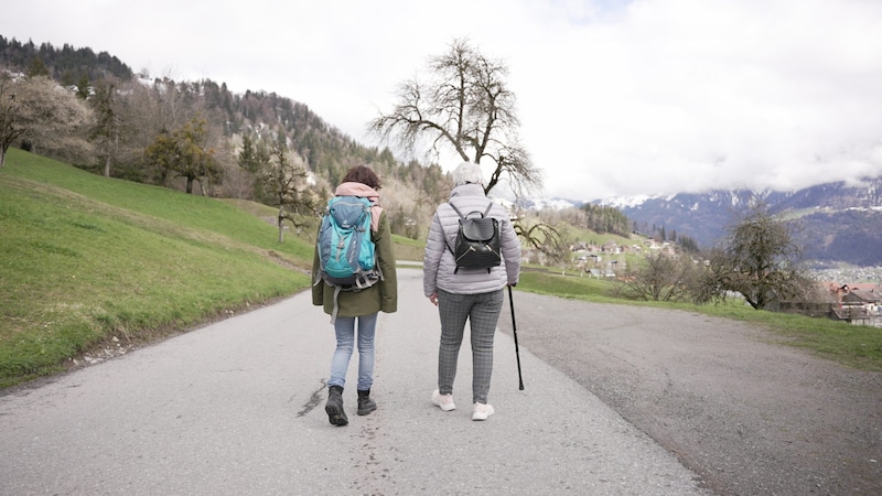 Small Talk oder auch tiefergehende Gespräche können gut tun – genauso wie ein gemeinsamer Spaziergang. (Bild: Caritas Vorarlberg)