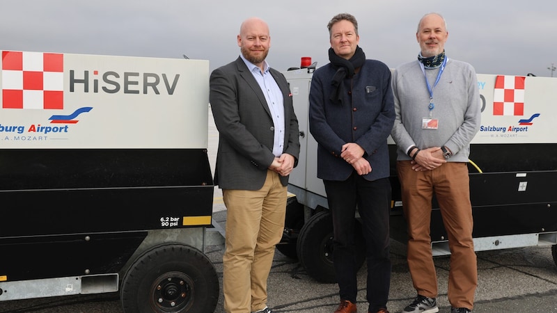 Bei der Übergabe der neuen Geräte: Bernhard Wodl (Airport), Wolfgang Fasching (Firma HiSERV) und Nicolas Karres (Airport) (Bild: Salzburg Airport)