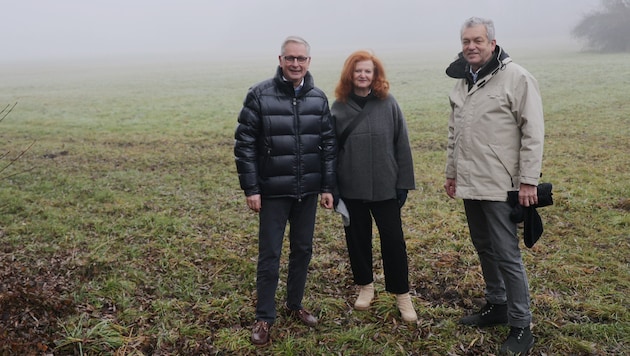 Vzbgm. Dr. Alexander Kastner mit Gemeinderätin Mag. Margit Motschiunig und Stadtrat Max Habenicht im Natura2000-Gebiet am Lendspitz. (Bild: StadtKommunikation / Wajand )