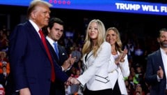 Tiffany mit Papa Donald Trump im US-Wahlkampf. In der Mitte: der baldige Papar (Bild: 2024 Getty Images, AFP)