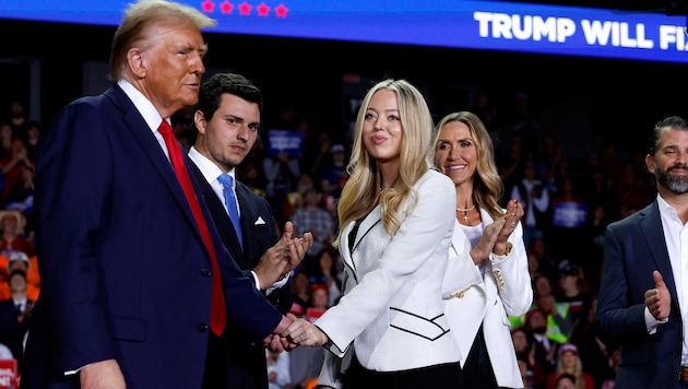 Tiffany with dad Donald Trump during the US election campaign. In the center: the soon-to-be dad, the husband of Trump's daughter (Bild: 2024 Getty Images, AFP)