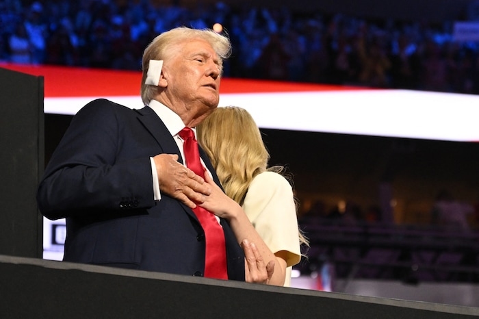 Eine medienwirksame Umarmung für den Papa durfte im US-Wahlkampf vor TV-Kameras nicht fehlen.