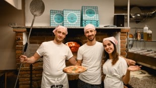 Pizzakoch Gaetano (Mitte) und sein Team freuen sich auf die Eröffnung der Pizzeria in der Welser Gortana-Passage.  (Bild: Markus Wenzel)