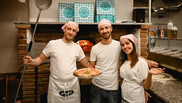 Pizza chef Gaetano (center) and his team are looking forward to the opening of the pizzeria in the Gortana Passage in Wels. (Bild: Markus Wenzel)