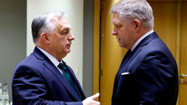 Die beiden Regierungschefs Viktor Orbán (Ungarn) und Robert Fico (Slowakei) gelten in der EU als „Putin-Freunde“. Dennoch werden ihre Länder vom Kreml als „unfreundlich“ betrachtet. (Bild: APA/AFP/Ludovic MARIN)